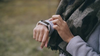 Google lanceert een Fitbit zonder scherm, en dat is geen stap terug